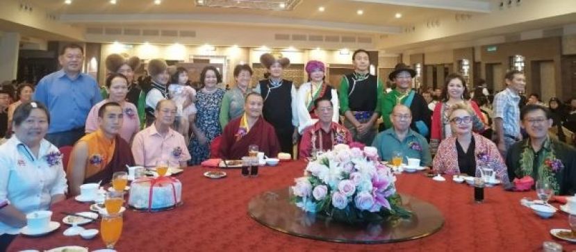尼泊尔6名藏族专业舞蹈团成员礼貌拜会天猛公陈如飞（前排右4）及北市行政委员薛华东（右）；右2起为拿汀多娜、张泉春；左起是吕晗韻、喇嘛、蔡高昊、罗德金刚上师。