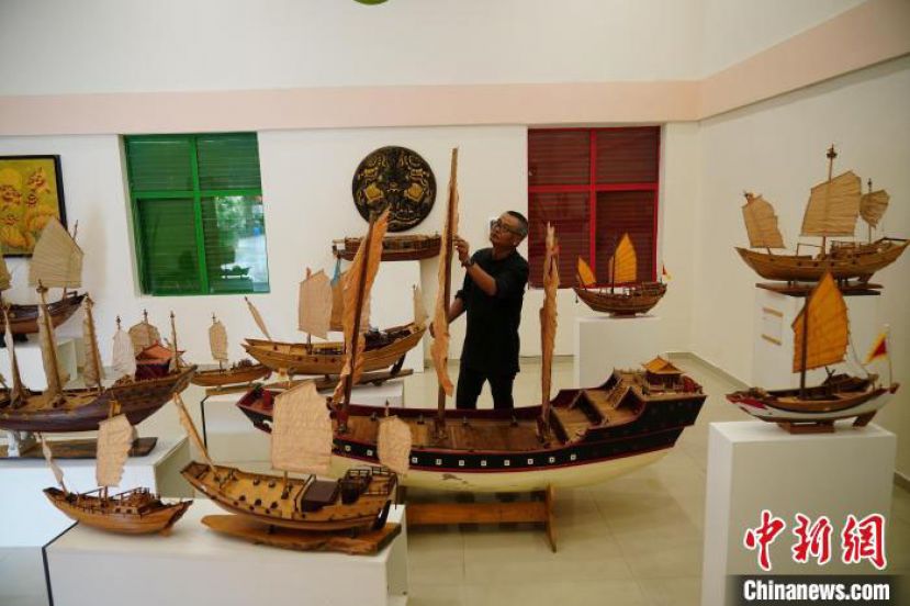 付昆祥在安宁市玉龙湾郑和古船模型展现场布展。