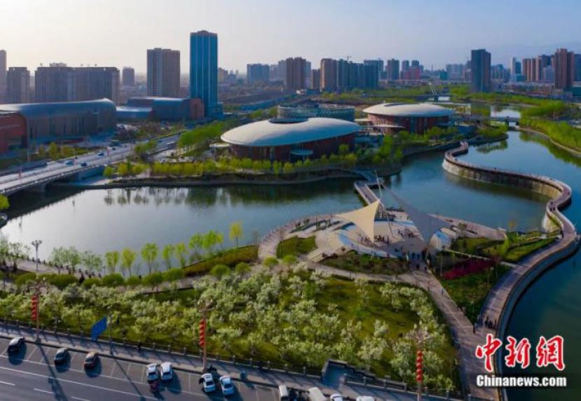 新疆库尔勒市天鹅河景区河图洛书广场梨花盛开。