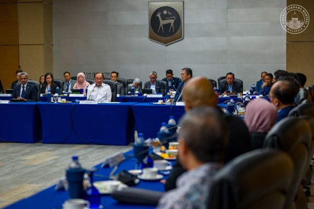 首相安华与金融机构代表举行会议。