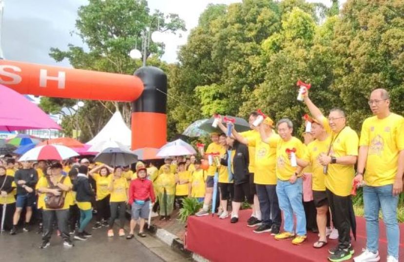 众嘉宾为2024年南市市长行主持挥旗礼时影。