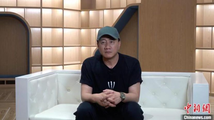 胡军在接受采访。