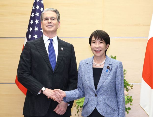 美国财政部长贝森特12日前往首相官邸，与日本首相高市早苗进行会谈。