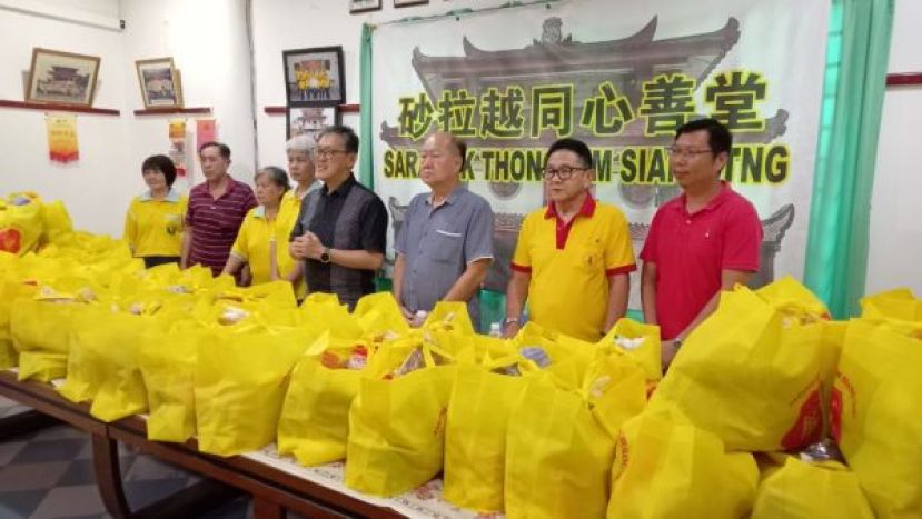 主宾薛华东（左5）在砂同心善堂中秋节布施致词。左六起为主席黄国远、财政陈添发、赖利强、蔡雪花（右起）、陈威溱、廖玉凤、温秀莲。