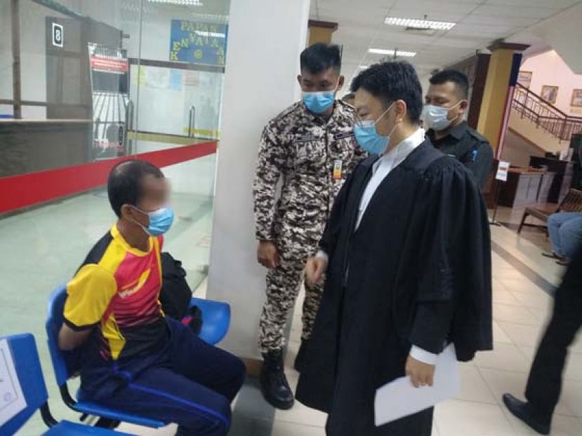 上诉得直的上诉人，和辩护律师薛斯政律师在法庭外交谈。