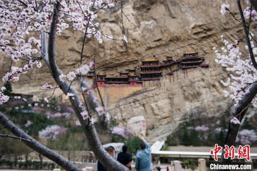 游客在悬空寺下驻足观赏。