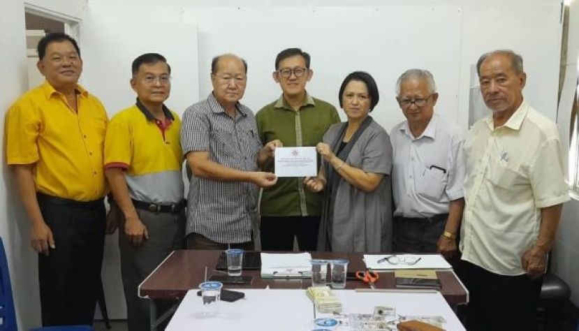正康爱心团队钟其每（右3起）将义诊顾问邀请函分别致以北市行政委员薛华东、砂同心善堂主席黄国远。右起为古晋传统中医药与整合自然医学公会署理主席彭煜顺、主席田明东；左起为筹委陈中兴、刘旂华。