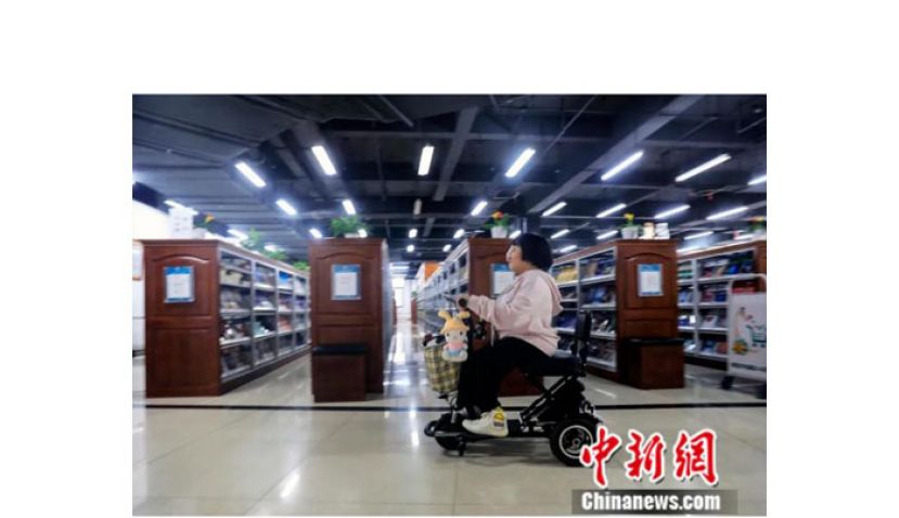 沈西雯独自前往图书馆学习。