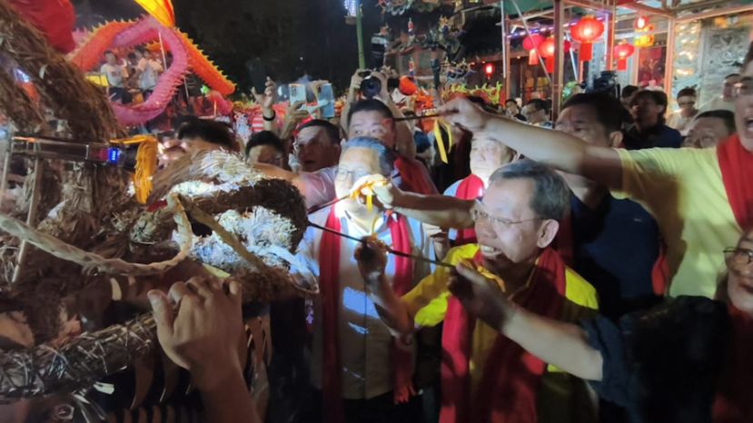 拿督阿玛沈桂贤（右二）、拿督黄鸿圣（右三）及众嘉宾为火龙进行点睛仪式。