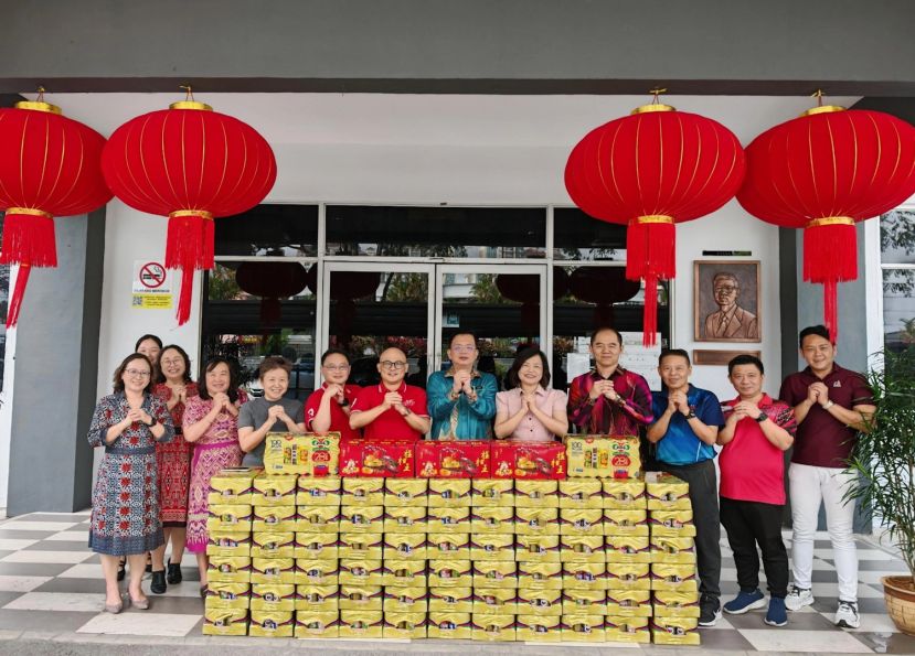 三小校友会会长许志发移交新年礼品予三小校长黄玉祥。右一校友会财政温振祥，右二三小福利组组任彭传洲，右三陈明发，右四第一副校长黄宇辉，右五校友会秘书长张慧娇。
