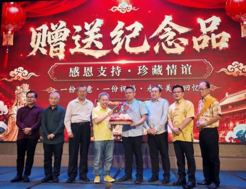 在众嘉宾的陪同下，筹委辉主席陈国杰（右四）赠送纪念品予主宾拿督阿玛沈桂贤时影。