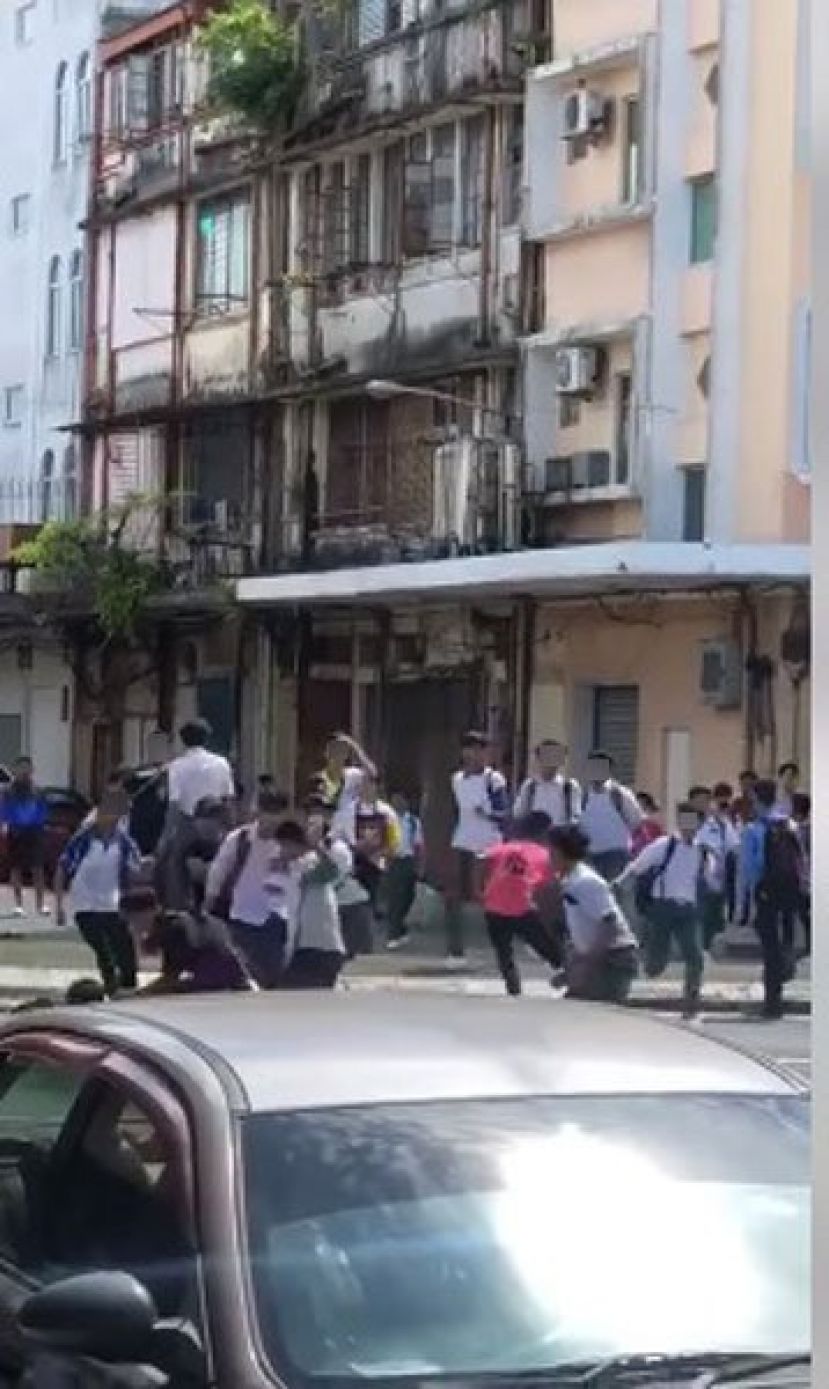 &ldquo;中学生当街打群架&rdquo;警方扣留了22名学生协助调查