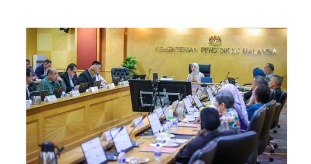 法丽娜主持国家教育顾问理事会会议。