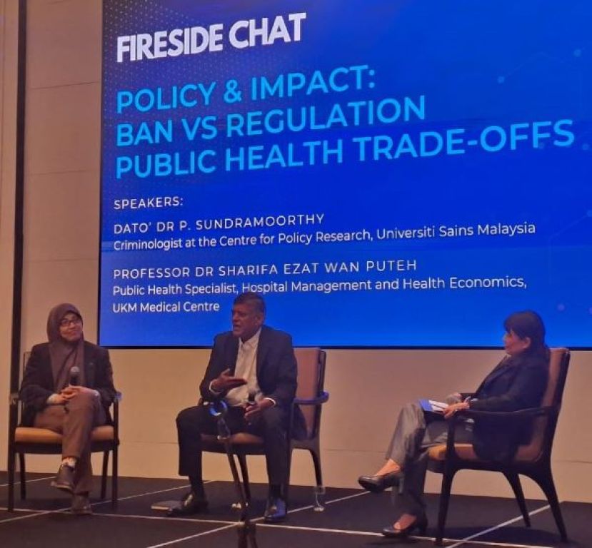 禁令与监管：公共卫生取舍&rdquo;对话环节上，主持人Dayak Daily董事钟连叶（右）与主讲嘉宾&mdash;&mdash;马来西亚理科大学政策研究中心犯罪学家拿督孙德拉慕迪（中）及国立大学医疗中心公共卫生专家莎丽花依扎特（左）同台交流，围绕减害与全面禁令的取舍、青少年保护，以及公共卫生与执法层面的影响展开讨论。
