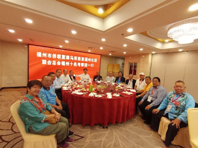 接待晚宴贵宾席，左起为马福妇女组副康乐谢荔清、副交际主任徐孝軾、副会长夏福利、副领队兼马福永久名誉顾问丹斯里江作汉、侨联副主席李清华、总领导兼马福总会长拿督斯里刘为强太平局绅、桥联主席林高星、马福署理会长拿督董仕星、副会长甲必丹拿督刘思乐、马福永久名誉会长拿督吴标生博士、秘书刘锦虎、总务陈诗强、、副会长王立光、资讯主任甲必丹黄贤钻。