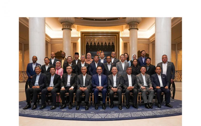 首相安华与内阁部长出席干训营后合影。