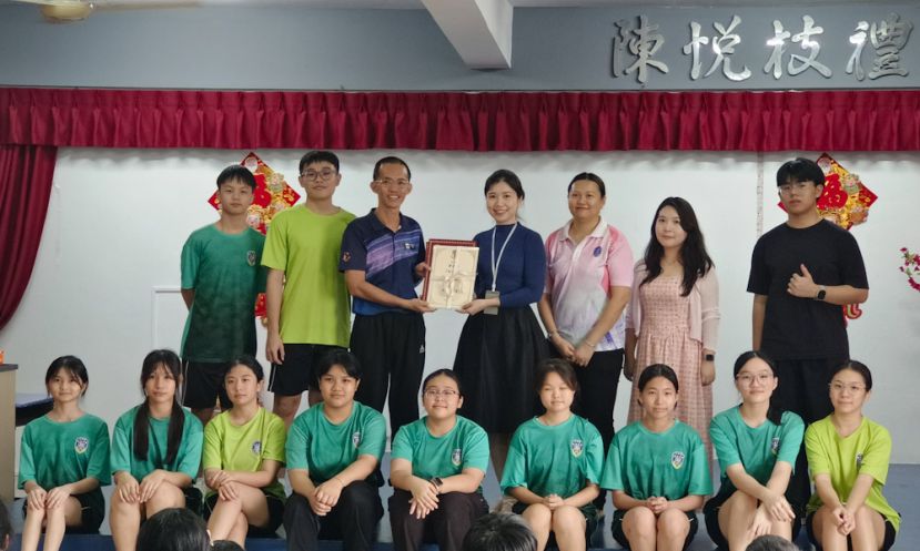 新山肚中华公学第一副校长陈邦顺颁发感谢状与7石角民立中学校长赖淑珍，右3许清雅主任，右2林彩虹主任。