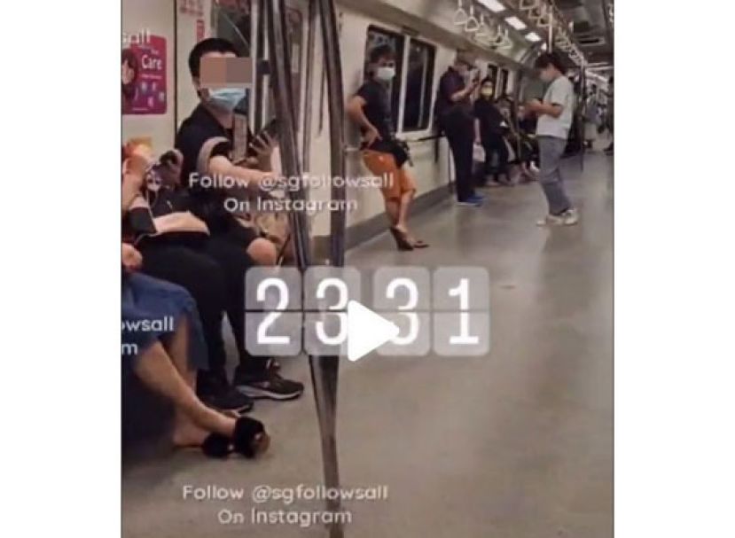 疑不满一名大马男子坐了地铁上的&ldquo;保留座位&rdquo;，新加坡大叔大骂：&ldquo;有种滚回马来西亚，不要赚新币&rdquo;。（视频截图：TikTok/w4yn3）