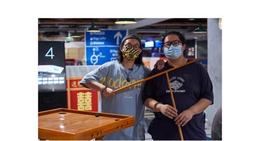 浩翔（左）与小学同学因为康乐棋重聚，更一起成立了香港康乐棋协会。