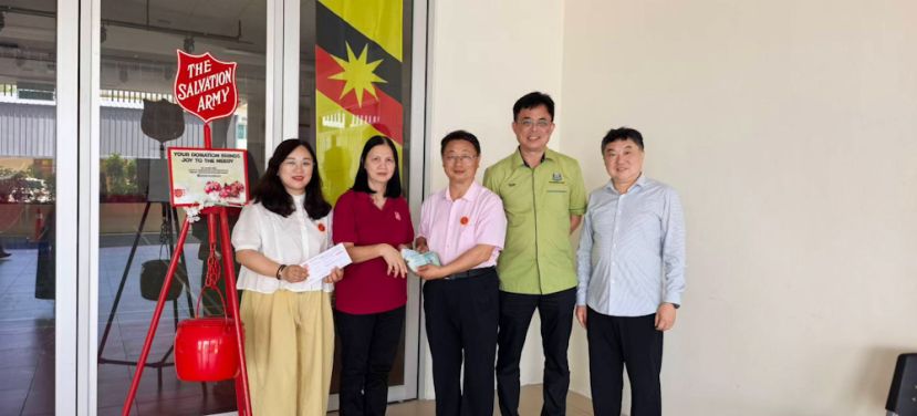 中国山东省烟台市人大常委会委员、民进烟台市委会副主委、烟台手牵手孤困儿童志愿者服务中心理事长宋华西移交5,000令吉善款予古晋救世军儿童之家负责人，巴达旺市议会主席陈开（右二）见证。右一为烟台中华文化促进会主席徐骏；左起为烟台澜心康复医疗中心院长、烟台手牵手孤困儿童志愿者服务中心常务副理事长杜彦。