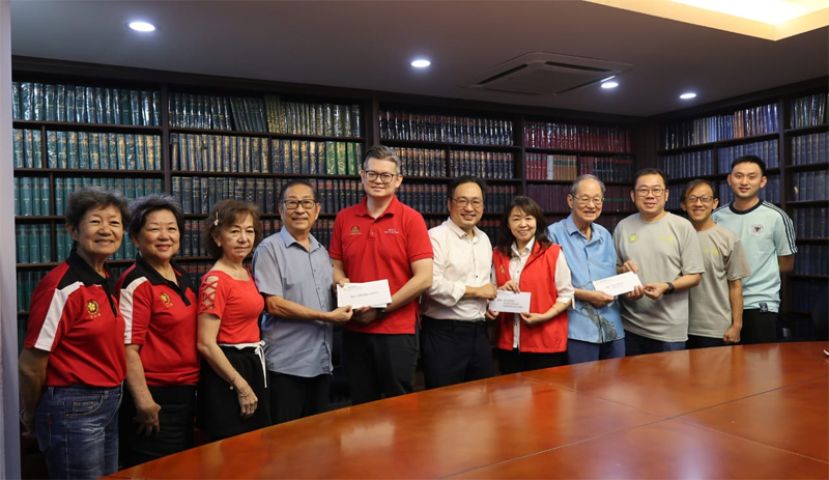 晋汉斯省大埔同乡会主席罗绍凤（右5）、署理主席蓝德利（左4）及青年团团长谢书暐（右3）分别移交邀请函予实旦宾区国会议员张健仁（中）、古晋市国会议员俞利文（左5）及名誉主席张守江律师（右4）。左起为妇女组副福利丘玉莲、妇女组公关蓝里莎及妇女组主任罗秀燕；右起为青年团副财政张翰贤及秘书长丘冠华。