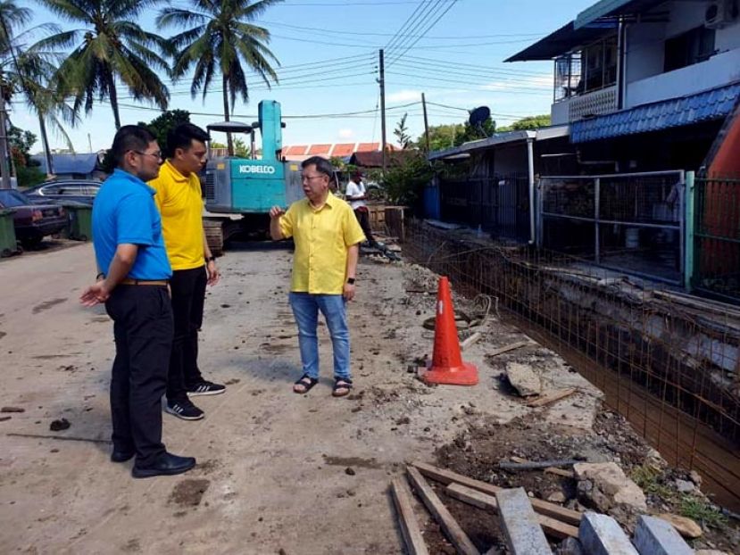 砂地方政府及房屋部长拿督沈桂贤（右）巡视德莎威拉区沟渠提升工程。