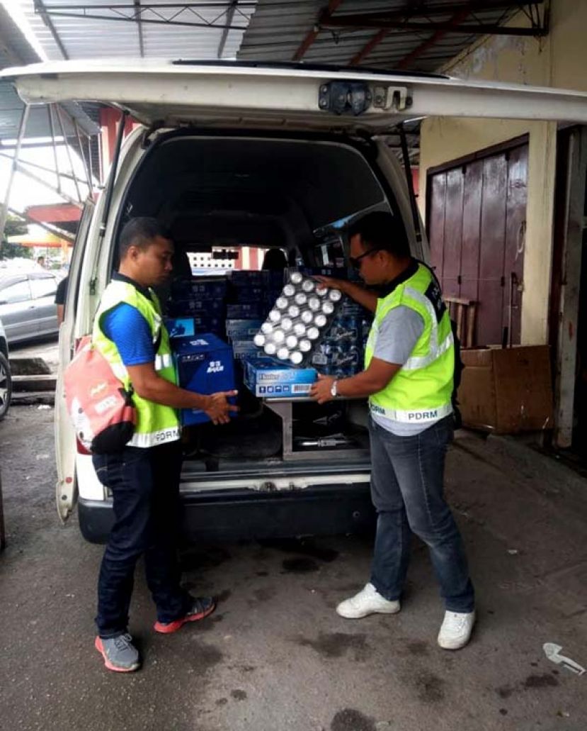 图：泗里街与诗巫水警在一辆灵车上查获走私啤酒。