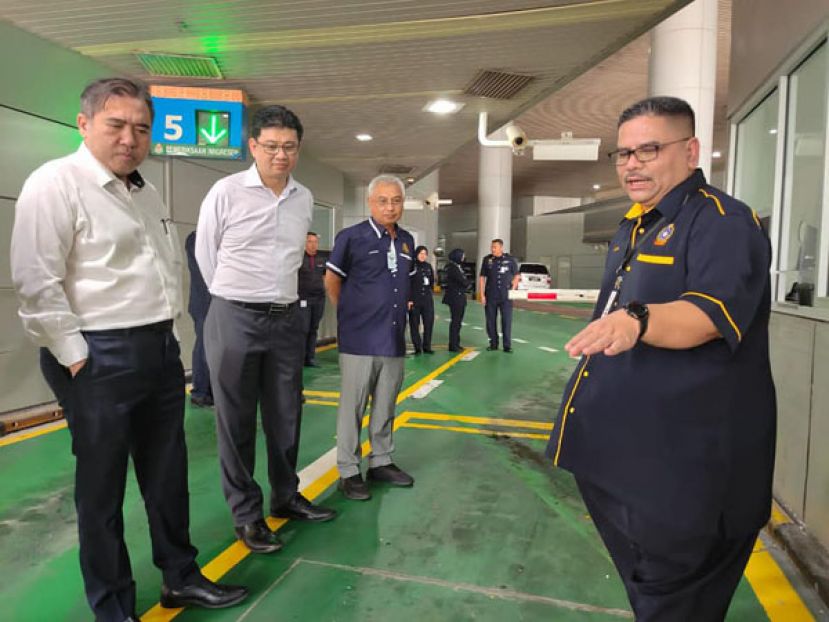 陆兆福（左一）与行动党士都兰州议员曾笳恩（左二）聆听陆路交通局官员的汇报。