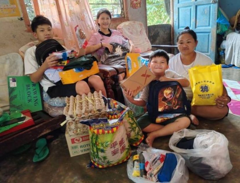  古晋德教会济兴善社为善最乐，于日前为英吉利里一单親妈妈家庭送暖，给予日常生活物品和食品，并为她所育尚在求学三名儿女（分别17岁、15岁及7岁）送上校服、鞋子、书包、文具，鼓励他们努力求学，让这个家庭感受到社会给于的关怀。