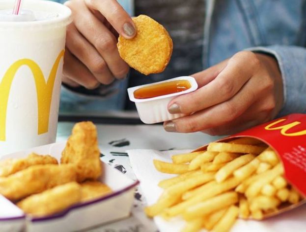 ●麦克鸡块搭配糖醋酱是不少人的最爱。