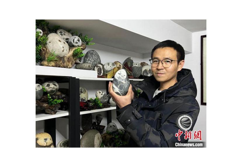 吴海洋向记者展示熊猫石，他比喻该石为&ldquo;熊猫奶奶&rdquo;。　