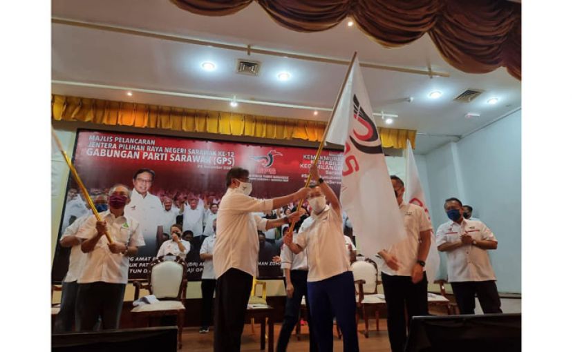 砂政党联盟主席阿邦佐哈里（左二）将砂政盟旗帜移交予人联党主席拿督斯里沈桂贤（左三）。