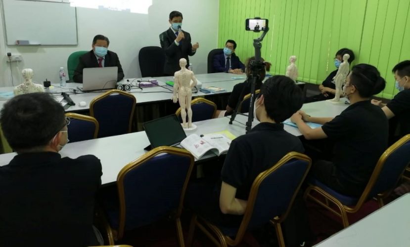 诗巫传统中医师公会主席林友镁（中）为亚洲中医技职学院第五届针灸专科培训班主持开课仪式；左为院长江宗兴与主任江邦仲（右）。