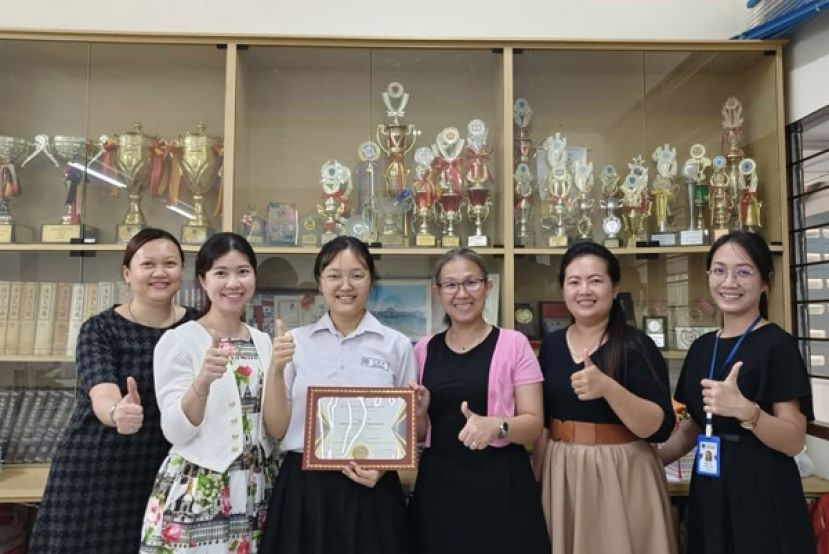 刘善丽同学与行政人员一同分享喜悦。左起：许清雅主任、赖淑珍主任、刘善丽、蔡漢薇副校长、suzie主任、傅美芳主任一同合影。