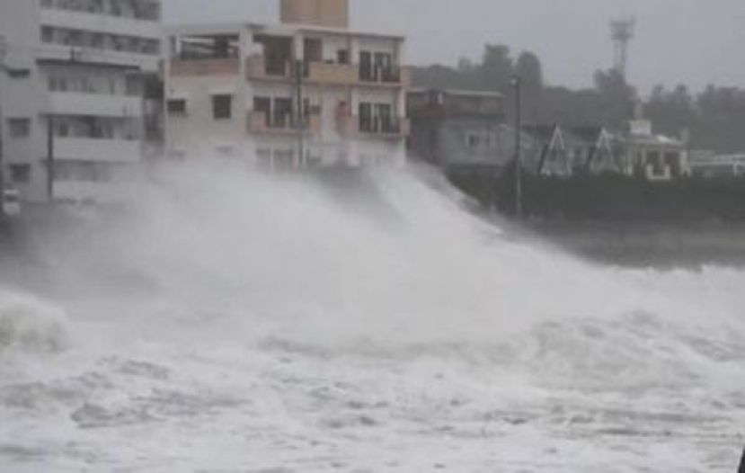 海岸狂风大浪。