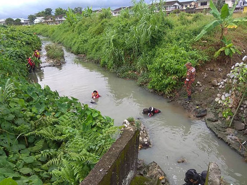 消拯部队出动蛙人，协助警方打捞行李箱藏尸案死者的手机。