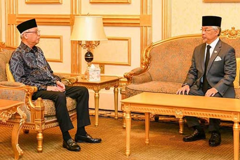 ●国家元首(右)听取首相依斯迈沙比里的汇报。