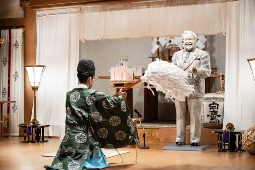 ●曾被日职阪神虎球迷丢到道顿堀川的肯德基爷爷雕像，因严重老化难以保存，日本肯德基公司将雕像送到神社住吉大社供奉。