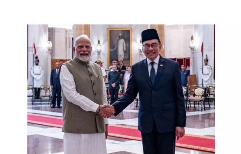 印度总理莫迪(左)欢迎首相安华(右)的到访。
