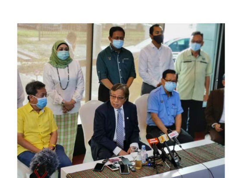 砂首长拿督巴丁宜阿邦佐哈里（前排左二）主持新闻发布会。