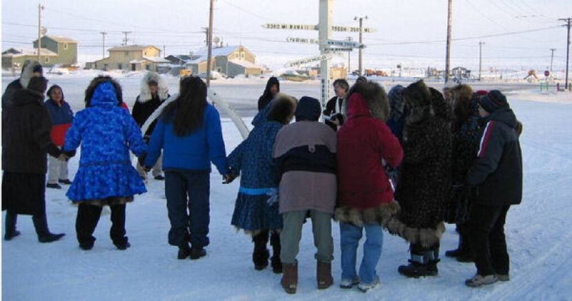 美国最北端的阿拉斯加州乌特恰维克民众，一起迎接今年最后一个日出。