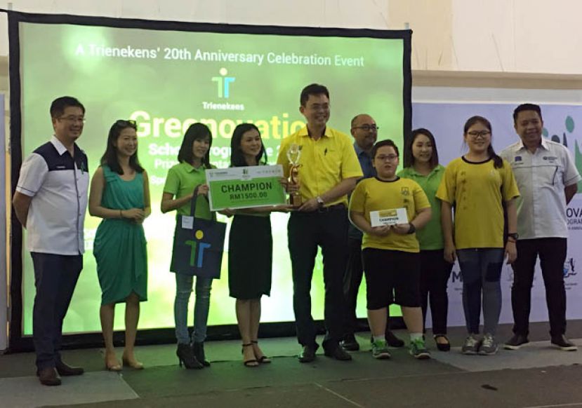 砂首长署政治秘书陈开（左5）颁奖予荣获中小学绿色景观赛小学组冠军的新梯头中，左1为；Trienekens 集团首席执行员詹运杰。