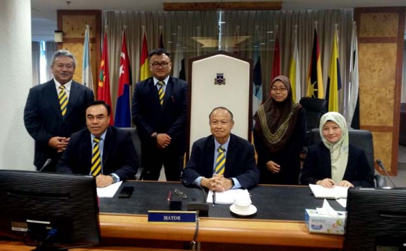 古晋南市市长拿督曾长青(中)在市政局常月会议后召开新闻发布会。