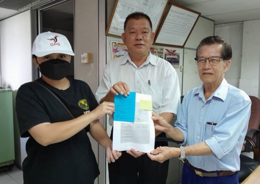 本固鲁陈兴枝（右起）与陈中兴移交福利部援助金函予林女士。