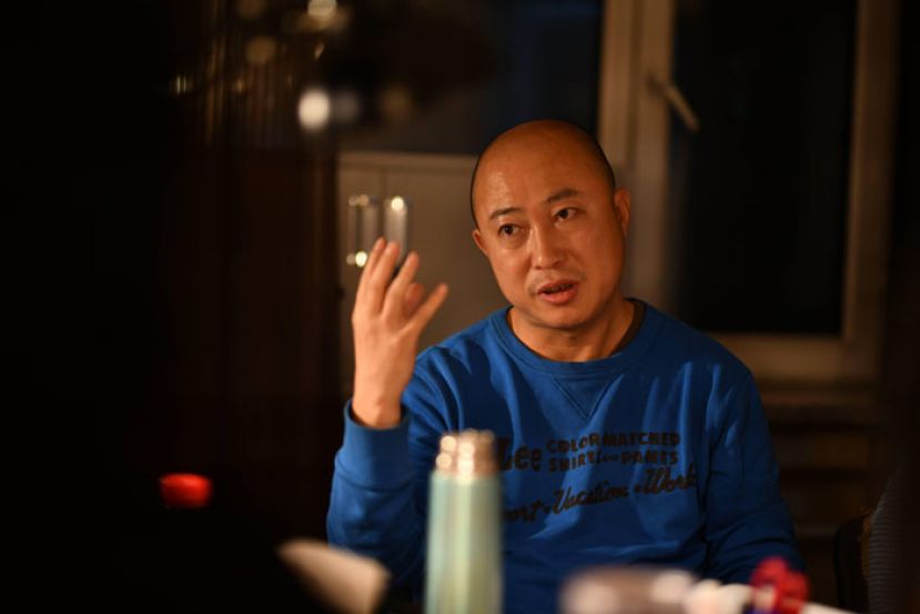 电影《东北虎》拍摄期间，导演耿军在给演员讲戏。