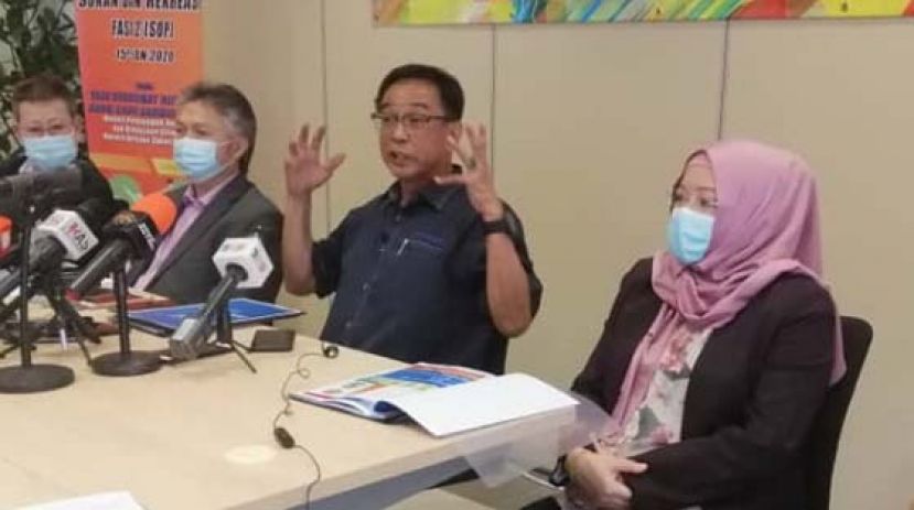 砂土保党副主席拿督阿都卡林（右二）受访神情。