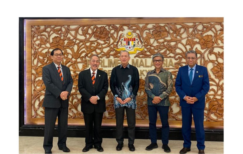 副首相法迪拉（中）在国会大厦与砂代表团合影，左起为法兰斯哈丁和罗伦沙嘉，右起为阿兹米武让和安华拉拜。