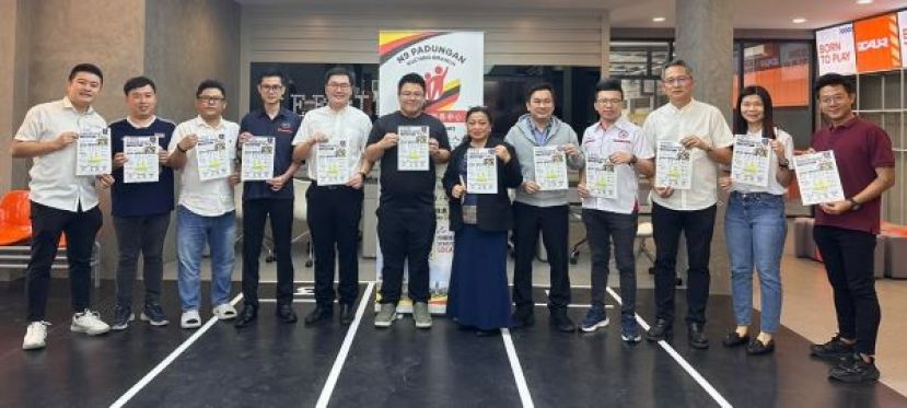 Sujina Anak Bahing（右六）、Tony Sylvester Sigat Anak Ladi（右五）、Derrick Law Yew Hock（左六）、黄笃荣市议员（左五）、甲必丹杨国宗（右三）、Dr. Velentine Anderson Anak Moses（左四）、郑铭业（右四）及其他嘉宾共同见证推展仪式。