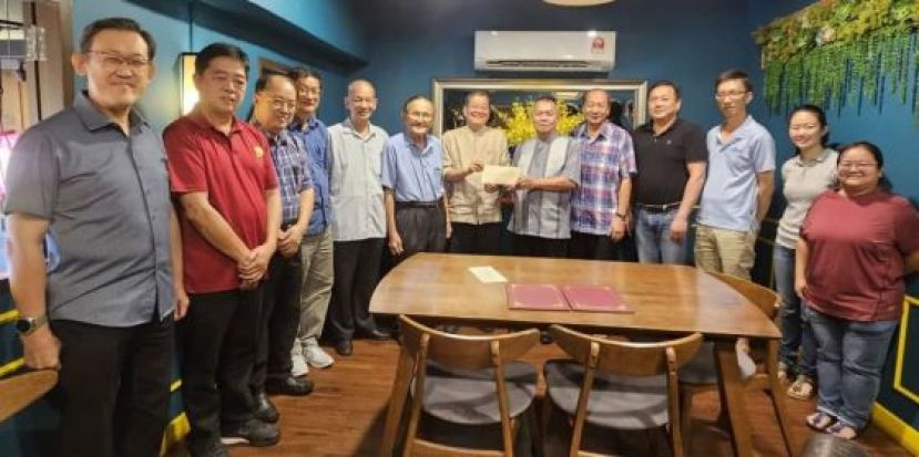 拿督邓伦奇（左7）移交赞助&ldquo;庆中秋&rdquo;活动赞助费予甲必丹林传政；左起为薛华东、许义华、邓景文、邓子富、杨谦俊、孙春富；右起沈薇利、薛慧雯、黄志豪、王运才、孙守生。