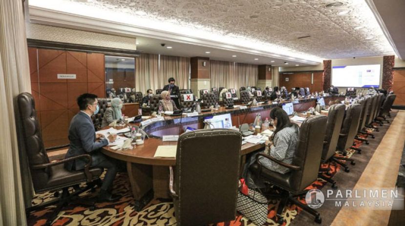 黄家和(左一)主持国会公账会听证会。